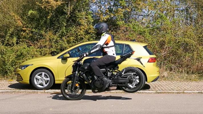 Öffentlicher Parkplatz für Motorrad-Übungen der Fahrschulen