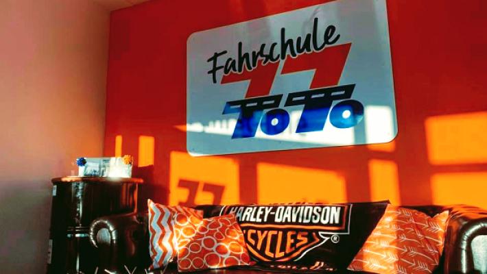 Fahrschule Toto 77 GmbH Dormagen und Nievenheim - Spezialist für Führerscheinausbildung LKW, Motorrad und PKW