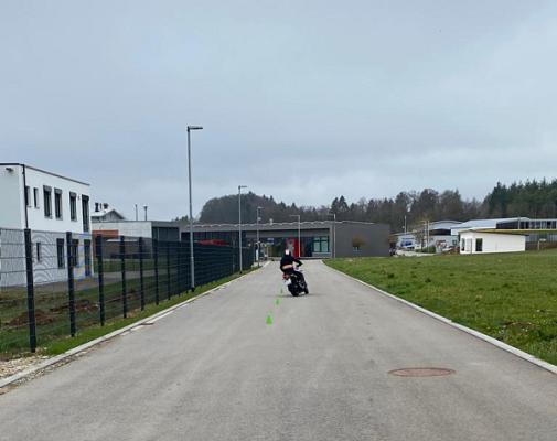 Übstraße für Fahrschul-Zweiradausbildung - bitte nicht parken